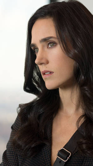 專業肖像中一位深色頭髮、綠眼睛的女性。 — 坎達兒·珍娜 壁紙