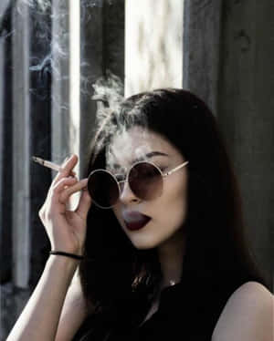 戴太陽眼鏡的女性在窗邊陽光下抽煙。 — 抽菸 壁紙