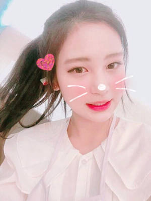 年輕女性戴著貓咪濾鏡和粉紅色心形髮夾微笑。 — 可愛粉色女孩 壁紙