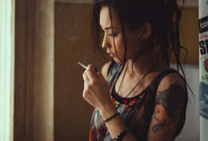 有刺青女人在室內窗邊抽菸 — 木質紋理 壁紙