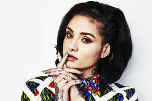 一位身穿彩色服裝的刺青女性，將手指靠近嘴唇擺姿勢。
