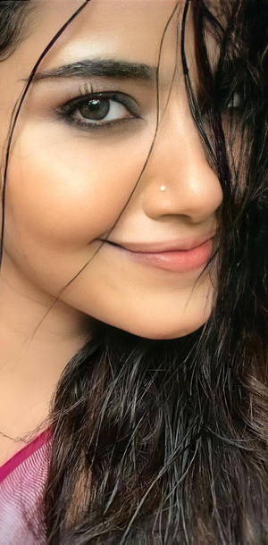 一位深色頭髮、有鼻環的女性對著鏡頭溫柔微笑。 — 安努舒卡·夏尔马 壁紙