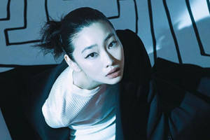 身穿白色毛衣和黑色外套的女性，在藍色燈光的工作室中凝視著鏡頭。 — 東京喰種風格 壁紙