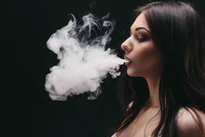 女性在黑色背景上呼出濃厚蒸氣。 — 煙動圖 壁紙
