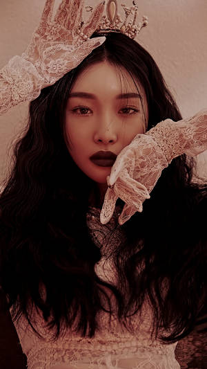 一位戴著蕾絲手套和皇冠的女性以神秘的表情直視前方。 — 청하 壁紙