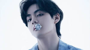 年輕男子在工作室肖像中將銀色花朵夾在唇間 — BTS V 動圖 壁紙