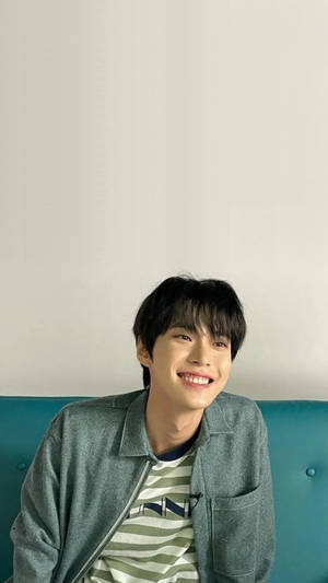 年輕男子在室內青綠色沙發上微笑 — Nct 127 壁紙