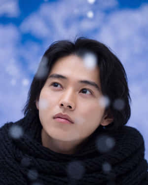 戴黑色圍巾的年輕男子透過積雪窗戶仰望 — 日式自然壁紙