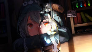 灰色頭髮和橙色眼睛的動漫女孩，在黑暗的房間裡透過一個發光的瓶子觀看。 — 可愛動漫女孩 壁紙