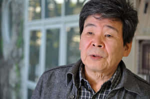 一位穿著灰色外套和格紋襯衫的亞洲老年男性在室內直視鏡頭。 — 瓦赫古魯 壁紙