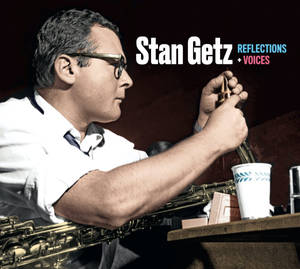 爵士音樂家 Stan Getz 將薩克斯風吹嘴靠近桌上的杯子。 — 音樂 壁紙