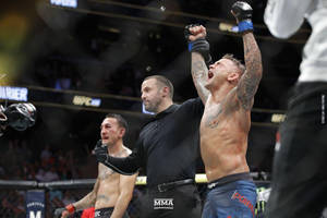 MMA拳手在八角籠中高舉雙臂慶祝勝利。 — 終極格鬥冠軍賽 壁紙