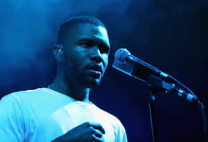 男歌手在藍色燈光下於舞台上用麥克風表演 — Frank Ocean 動圖 壁紙