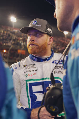 NASCAR車手留紅鬍鬚穿賽車服參加夜間賽事 — 運動 壁紙
