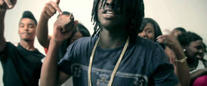 年輕人在熱鬧的室內派對中跳舞和微笑。 — Chief Keef 壁紙