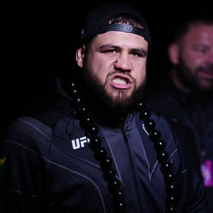 留鬍子戴帽子的UFC拳手在黑暗環境中怒目而視 — 運動 壁紙