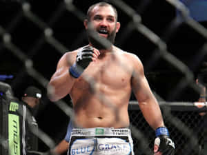 MMA拳手在比賽後於八角籠內慶祝勝利。 — 4:3 壁紙