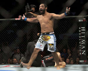MMA拳手在八角籠中擊敗對手後勝利慶祝。 — 狂熱 壁紙