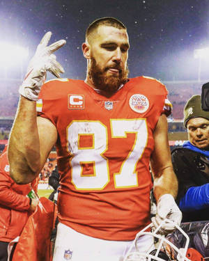 NFL球員87號穿紅色球衣在夜間球場上做手勢 — 美式足球 壁紙