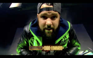摔角手 Eddie Edwards 身穿帶有螢光綠色飾邊的黑色皮夾克，凝視著鏡頭。 — 摔角 壁紙