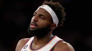 留鬍鬚的籃球運動員特寫，戴著頭帶和球隊球衣。 — 高清籃球 壁紙