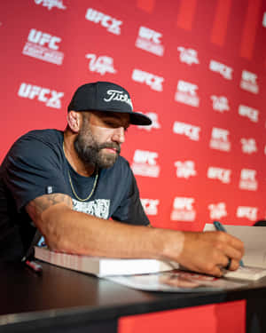 UFC拳手在記者會上簽名。 — 終極格鬥冠軍賽 壁紙