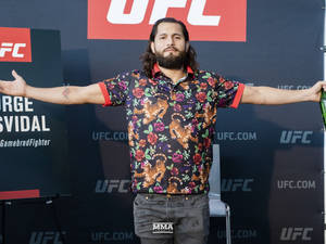 UFC拳手Jorge Masvidal在記者會上穿著老虎花卉襯衫擺姿勢。 — 終極格鬥冠軍賽 壁紙