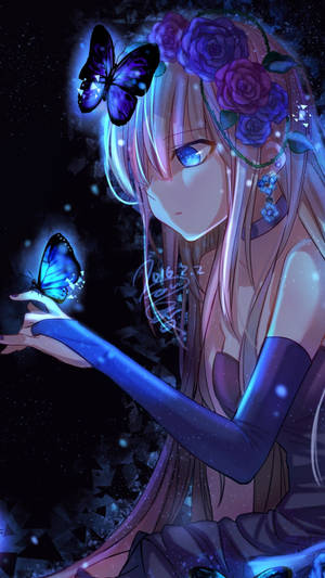 藍色眼睛和紫色玫瑰的動漫女孩，在星空下捧著發光的蝴蝶。 — 可愛動漫女孩 壁紙