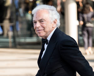 穿著黑色禮服和領結的老人微笑著在戶外。 — Ralph lauren 壁紙