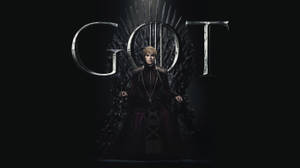 一位身穿深色皇室服裝的人坐在鐵王座上，背後有「GOT」字母。 — 瑟曦·兰尼斯特 壁紙