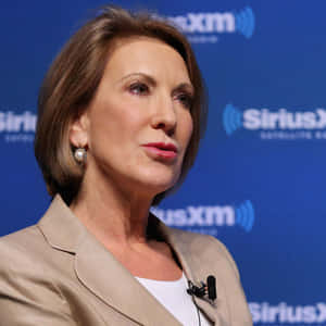 在SiriusXM活動中，身穿米色西裝外套、戴珍珠耳環的女性。 — 選舉 壁紙