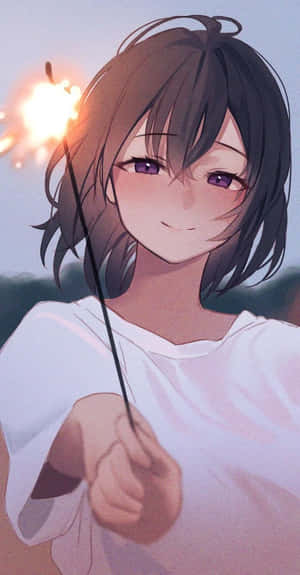 動漫女孩在黃昏時手持煙火，帶著溫柔的微笑。 — 月讀 壁紙