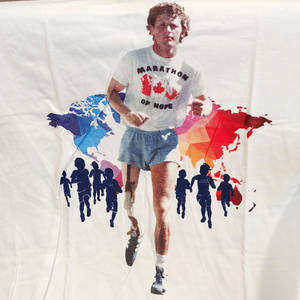 一位戴著義肢的跑者，身穿「Marathon of Hope」T恤，配有兒童剪影和世界地圖。 — 加拿大 壁紙