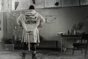穿著 Sonny Liston 長袍的拳擊手站在破舊的訓練室中。 — 孤獨 壁紙