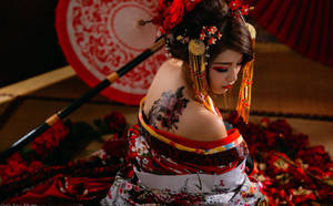 穿著紅白和服的藝妓，帶有花卉刺青，被紅色花瓣包圍。