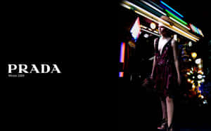 模特兒穿著圖案連衣裙，在夜晚的城市環境中，霓虹燈下。 — Prada 壁紙