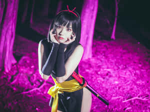 一位穿著忍者服裝的女性在夜晚被紫色照亮的森林中手持劍。 — 幽遊白書 壁紙