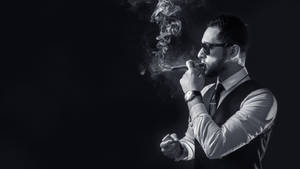 戴太陽眼鏡的男士在黑色背景下抽雪茄。 — 抽菸 壁紙