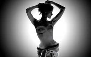 穿著束胸衣的女性在明亮的背光下將手放在頭髮上擺姿勢。 — 黑人女性 壁紙