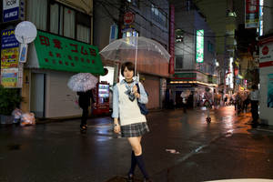 一名日本女學生在夜晚的雨街中撐著透明雨傘行走。 — 下雨 壁紙