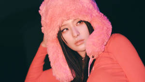 穿著粉紅色毛絨連帽外套的女性在昏暗光線中側視。 — 模特兒 壁紙