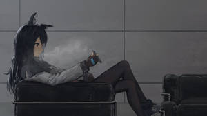 貓耳動漫女孩坐在黑色椅子上吸電子煙。 — 抽菸 壁紙