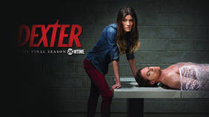 女性俯身靠近桌上被塑膠包裹的男人，背景是帶有 Dexter 標誌的磚牆。 — 女演員 壁紙