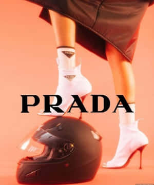 穿著白色Prada靴子的女性站在黑色摩托車頭盔上。 — Prada 壁紙