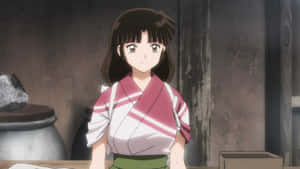 穿著粉紅色和服的動漫女孩站在質樸的木屋裡 — 魔法少女小圓 壁紙