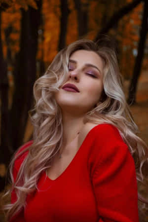 穿著紅色毛衣的女性在秋日森林中閉上眼睛。 — 模特兒 壁紙