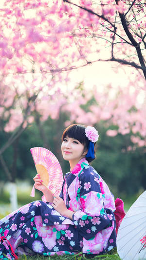 花卉和服女士在櫻花下持粉紅扇 — 櫻島麻衣 壁紙