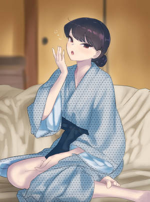 穿著藍色浴衣的動漫女孩坐在沙發上飛吻。 — 黑川伊佐那 壁紙