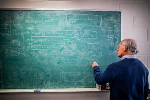 資深物理學家在綠色黑板上寫物理方程式。 — 紋理 壁紙