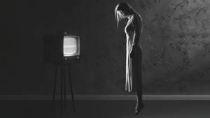 穿長裙的女子在昏暗的房間裡觀看復古電視。 — 催眠 壁紙